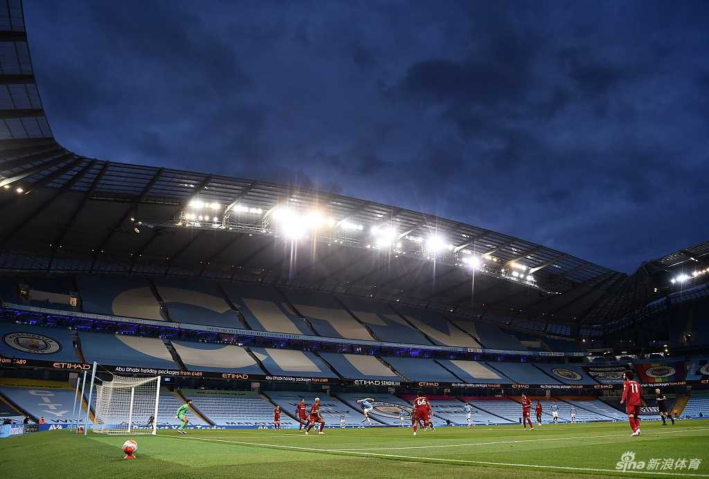 空荡的看台座椅整齐排列，上面覆盖着印有感谢语和俱乐部标识的旗帜，无声地诉说着没有球迷在场却依然充满敬意的比赛日氛围。