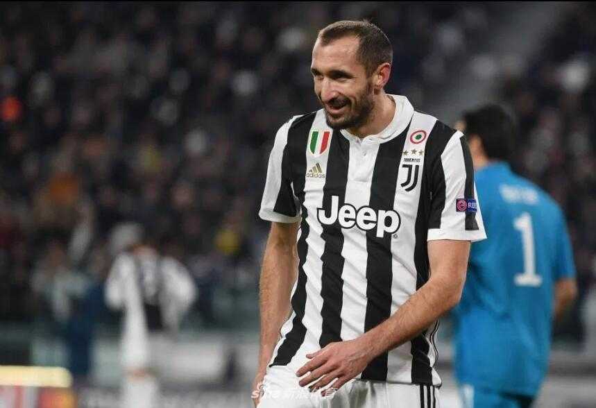 卡莱尔手握话筒，从体育写作传播学学士到足球评论员，他用专业的知识解读着绿茵场上的每一个瞬间。