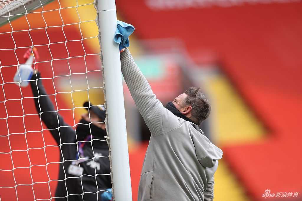 教练员在空无一人的看台前大声指挥，替补席上的球员们则隔着空位落座，严格遵守着防疫要求的社交距离。