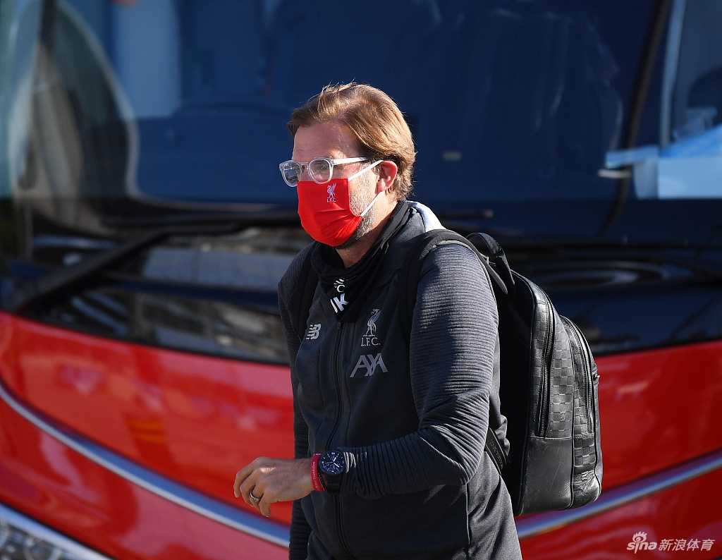 利物浦队球员在赛后隔着空气挥拳庆祝，虽然无法与队友近距离拥抱，但喜悦的心情依然透过肢体动作洋溢在绿茵之上。