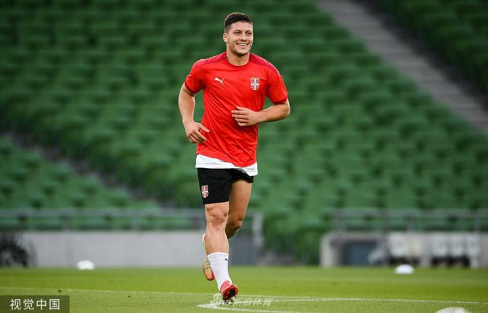 在夕阳余晖的映照下，塞尔维亚球星们正在进行抢圈游戏，皮球在他们脚下仿佛有了生命，每一次触球都充满了自信与默契，笑声与呼喊声交织成训练场上最动听的旋律。