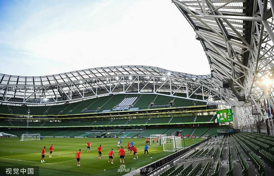 米特罗维奇在训练中展现强力中锋本色，他背身倚住防守队员，胸部稳稳停球，强壮的身体就像一座高塔，准备随时为球队攻城拔寨，眼神里写满了对进球的渴望。