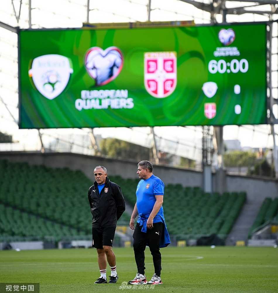 训练结束后，一名球员低头仔细整理着自己的球鞋，汗水滴落在鞋面上，这不仅是一双战靴，更是他在这条通往世界杯道路上最亲密的战友。