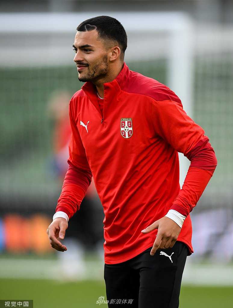 守门员在一次精彩的侧扑后稳稳将球抱住，溅起的泥点沾满了他的球衣，但这丝毫不能影响他钢铁般的意志，他是球队最后一道坚实的屏障。