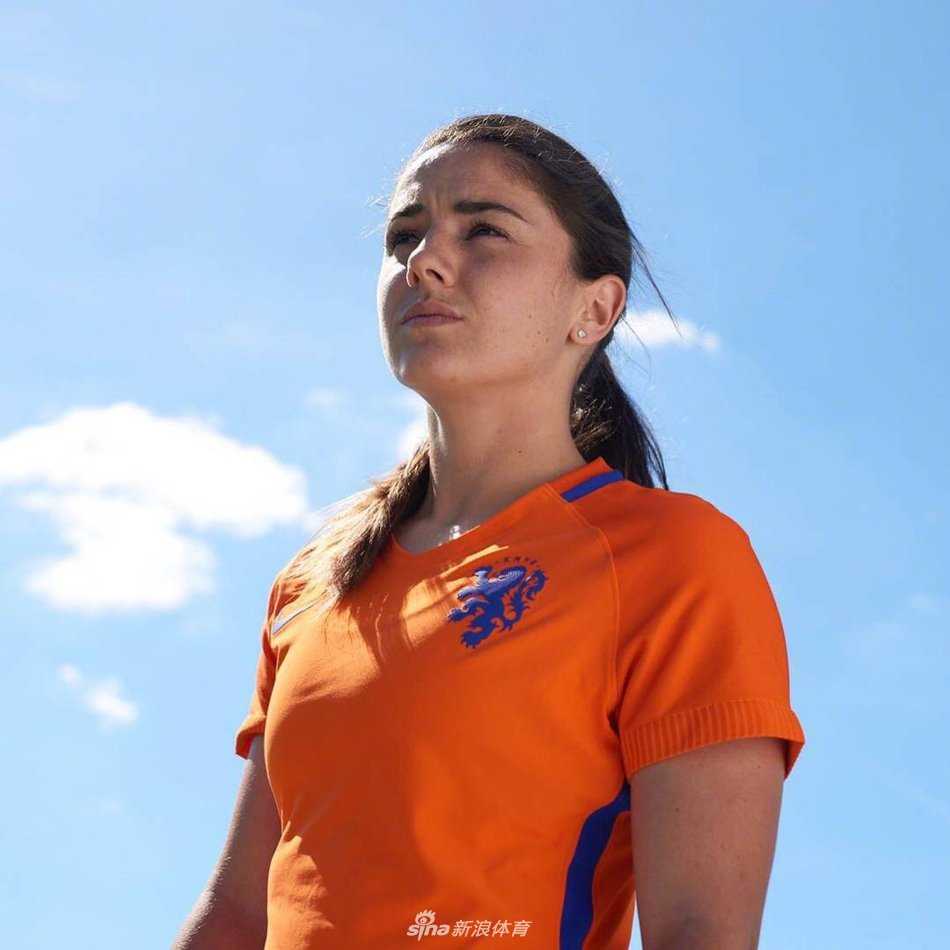 范德东克在训练场上露出标志性的灿烂笑容，阳光洒在她脸上，两个浅浅的酒窝显得格外迷人，仿佛邻家女孩般亲切。