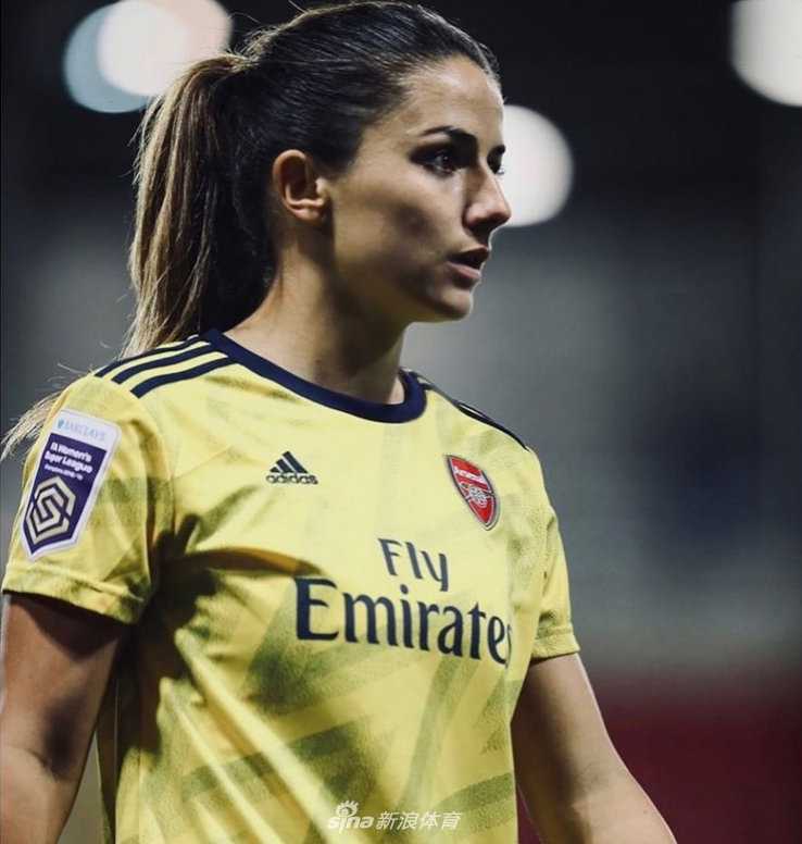身披阿森纳战袍的范德东克在比赛中全神贯注，眼神坚毅地控球在脚，她娇小的身躯与对手形成鲜明对比，却丝毫不落下风。