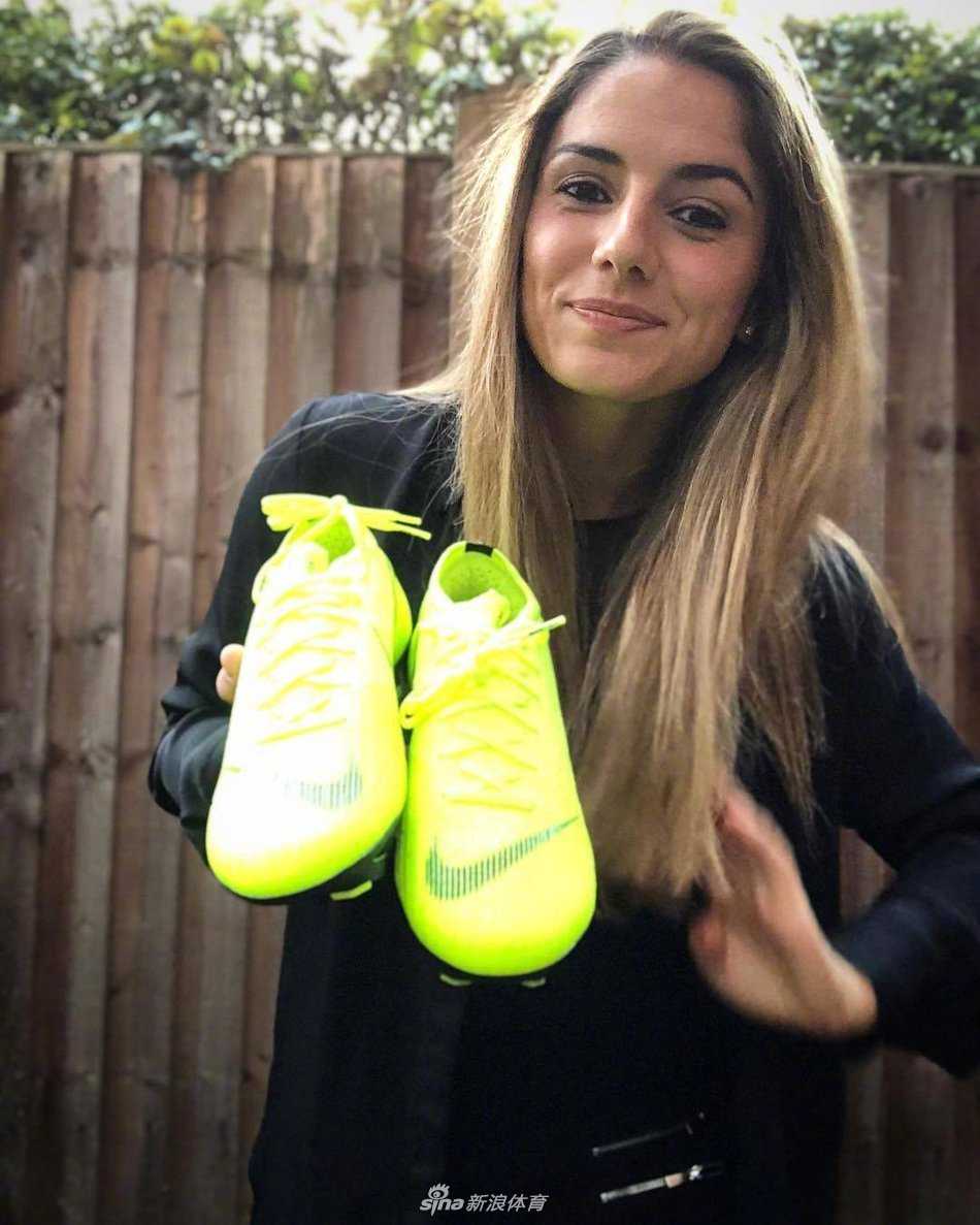 生活中的范德东克随性而自然，她身着一袭休闲装，在街头留下倩影，回眸的瞬间浅笑嫣然，散发出与众不同的清新气质。