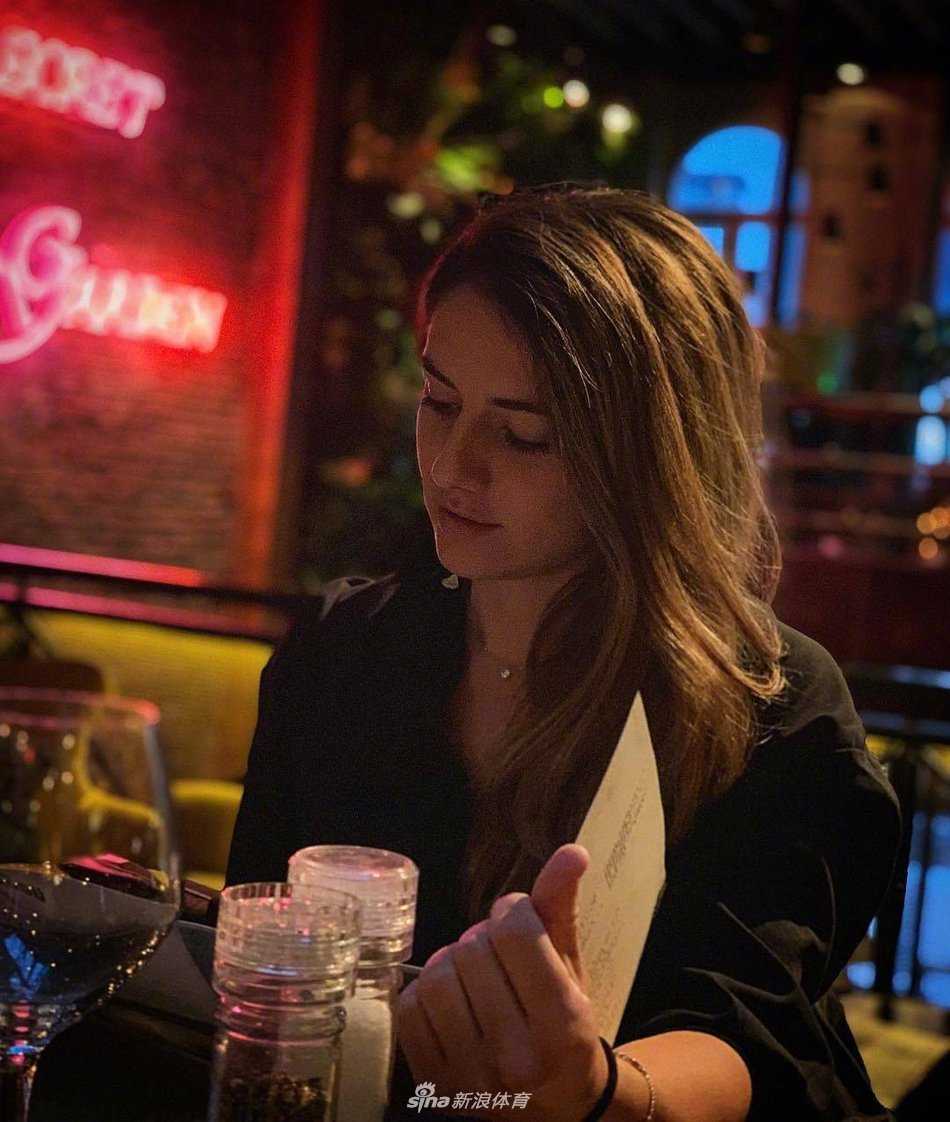 代表荷兰国家队出战的范德东克，身披标志性的橙色战袍，在球场上振臂欢呼，嘴角挂着自信的微笑，尽显橙衣军团核心的风采。