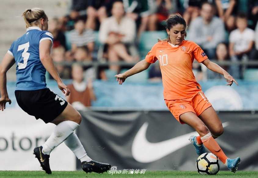 加盟新东家伦敦城雌狮的发布会上，范德东克手持新球衣，脸上洋溢着幸福与期待的微笑，即将开启职业生涯又一段激动人心的旅程。