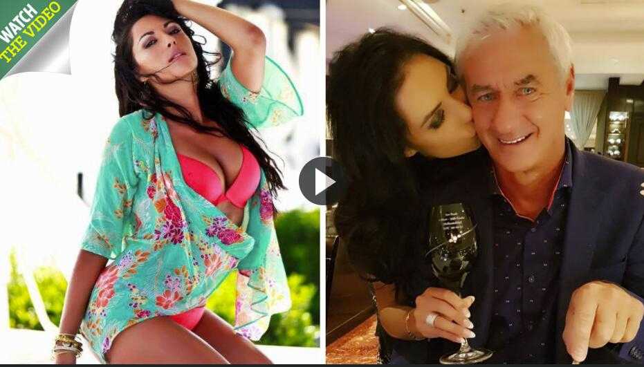 足坛传奇与新欢在海边度假，他沧桑的眼神中透出对身旁年轻佳人的无限宠溺，岁月在两人之间仿佛只是数字。