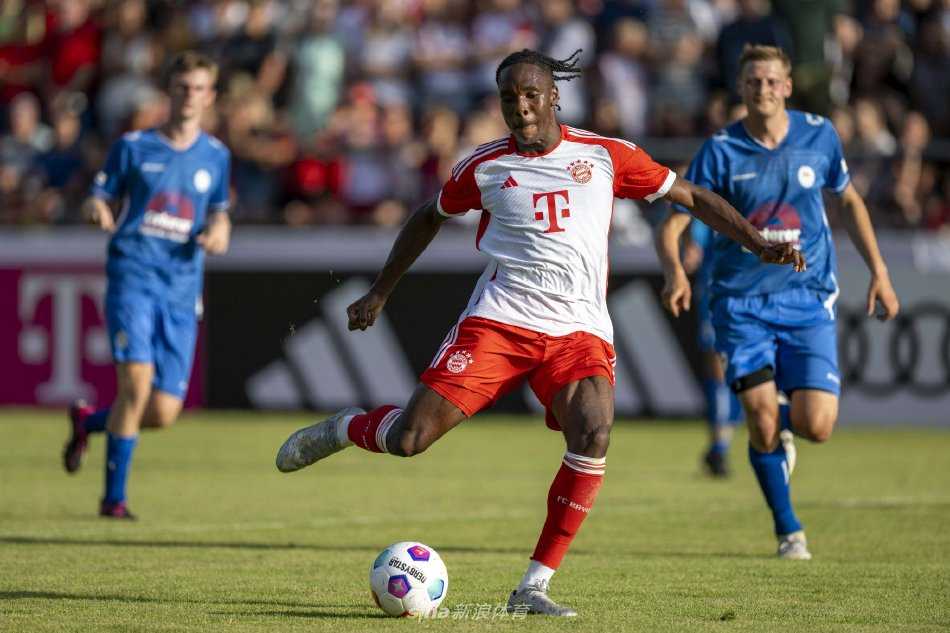 拜仁球员庆祝进球，但笑容中带着一丝克制，背景中罗塔赫-埃根的球员身影显得落寞