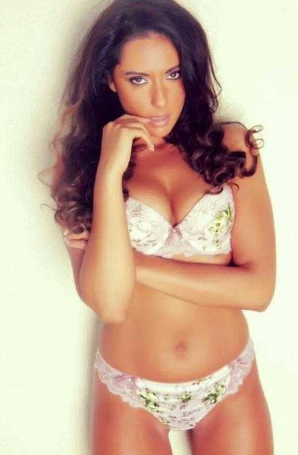 训练场边，这位足坛老炮的目光紧紧锁定着看台上为他加油的年轻爱人，爱人的存在仿佛是他保持竞技状态的秘密武器。