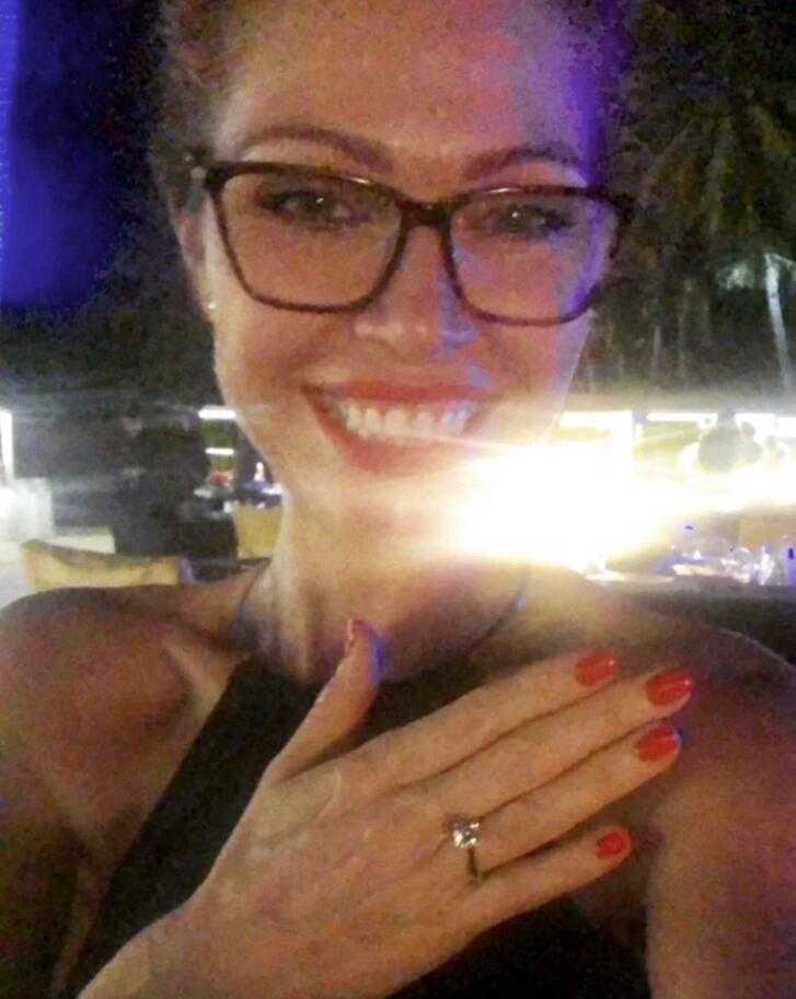 盛装出席颁奖典礼的足坛巨星和年轻伴侣成为全场焦点，她挽着他的手臂，用行动告诉世界，真爱可以跨越一切界限。