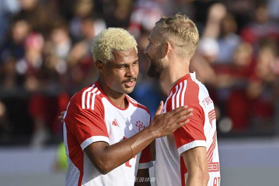 拜仁慕尼黑球员在开场后迅速组织进攻，对方防线在职业球员的冲击下显得束手无策