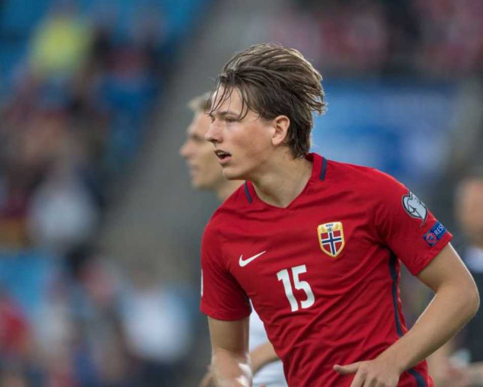 森德罗斯在比赛中神情专注，高大的身影仿佛一堵无法逾越的移动城墙，守护着球队的最后一道防线。