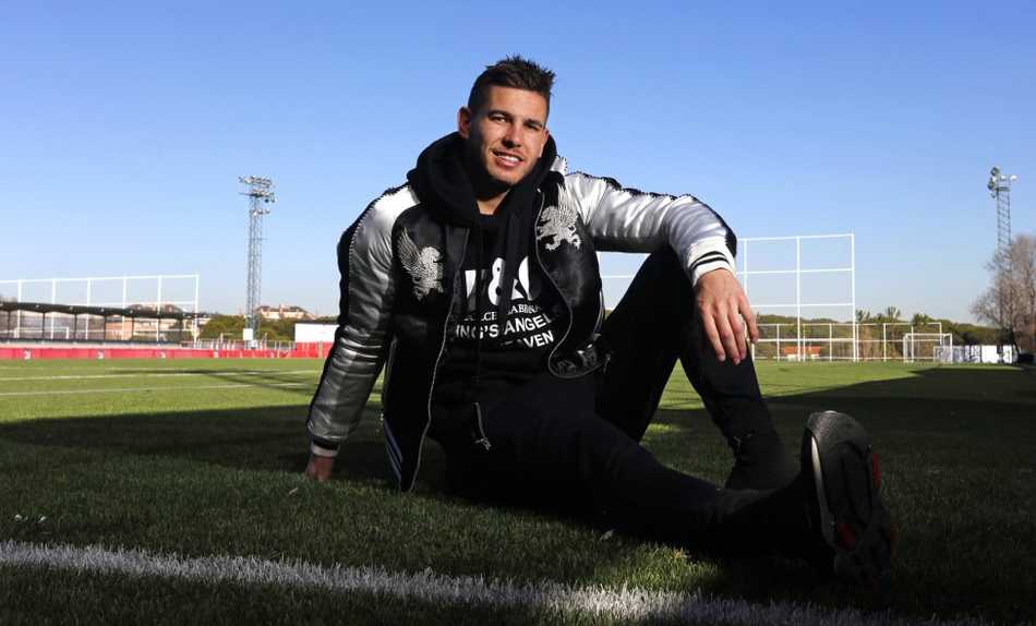 萨尼亚在边路高速插上助攻，汗水中折射出坚毅的光芒，这位法兰西铁卫在球场上永远不知疲倦。