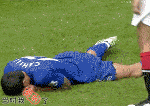 防守球员在滑铲时，皮球鬼使神差地从裆下穿过，而他则尴尬地趴在地上望向球门。