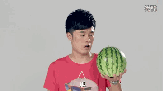 庆祝进球时，一名球员被队友们压在身下，只露出一只乱蹬的脚，场面混乱又搞笑。