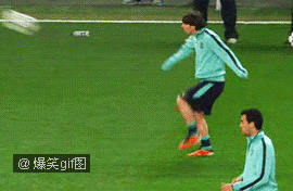 门将扑救脱手后，慌乱中连滚带爬地去追球，结果自己滑倒，与皮球一起滚进了球网。