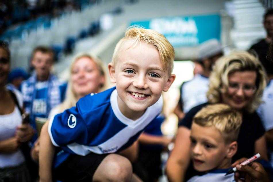 赛场上空绽放出绚烂的烟花，照亮了整个球场，也映衬出球迷们幸福而满足的笑脸