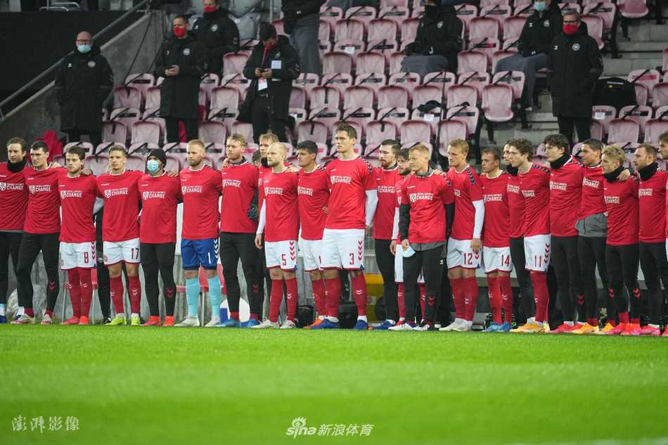 赛前仪式结束后，丹麦球员们肩并肩走向赛场，他们的红色T恤在绿色草皮的映衬下格外显眼。这一刻，他们不仅是代表国家出征的战士，更是人权理念的传递者，每一步都走得坚实而有力，仿佛在告诉世界：足球的变革，从关心每一个建造它的人开始。