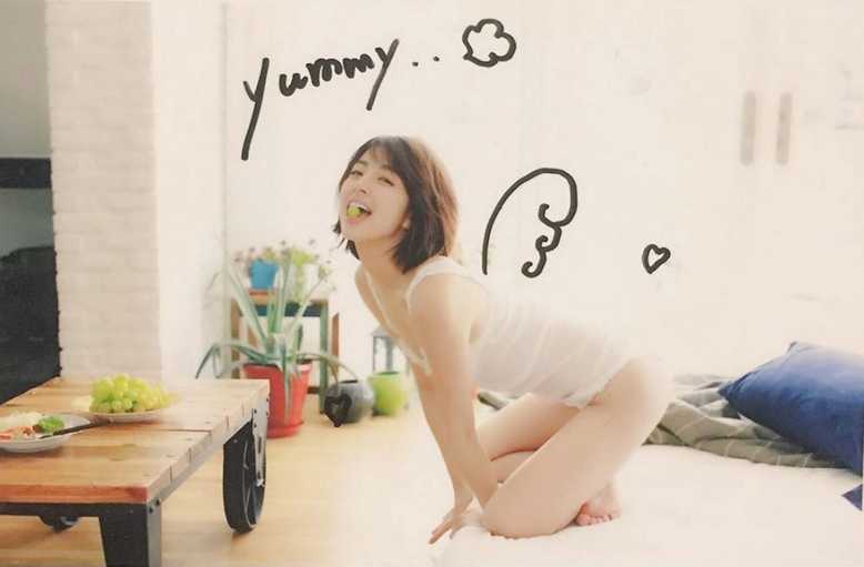 回眸一笑百媚生，柳百合菜在光影交错间，甜美的笑容如同春日暖阳，瞬间融化了无数粉丝的心。