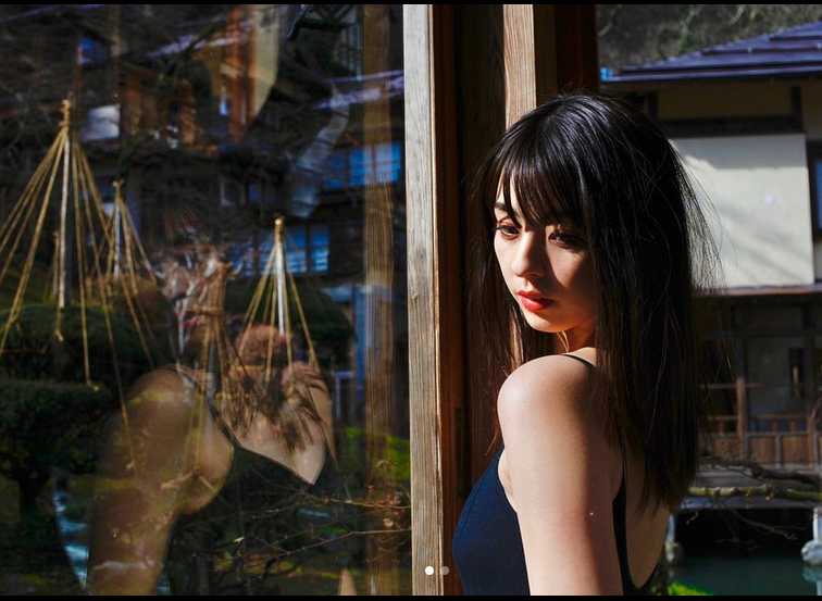 柳百合菜身着简约服饰，在镜头前不经意地流露出清纯与娇媚，仿佛邻家女孩般惹人怜爱。