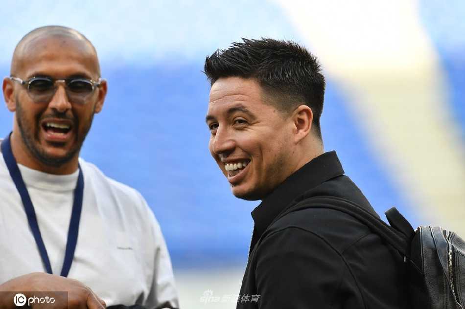 纳斯里在慈善赛场上与队友击掌庆祝，脸上洋溢着发自内心的开朗笑容