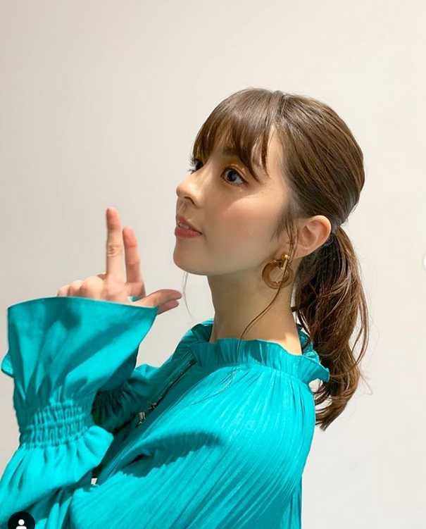 这张照片捕捉到了柳百合菜最为自然的神态，温柔的侧脸与若有所思的神情，仿佛定格了时光中最静谧美好的瞬间。