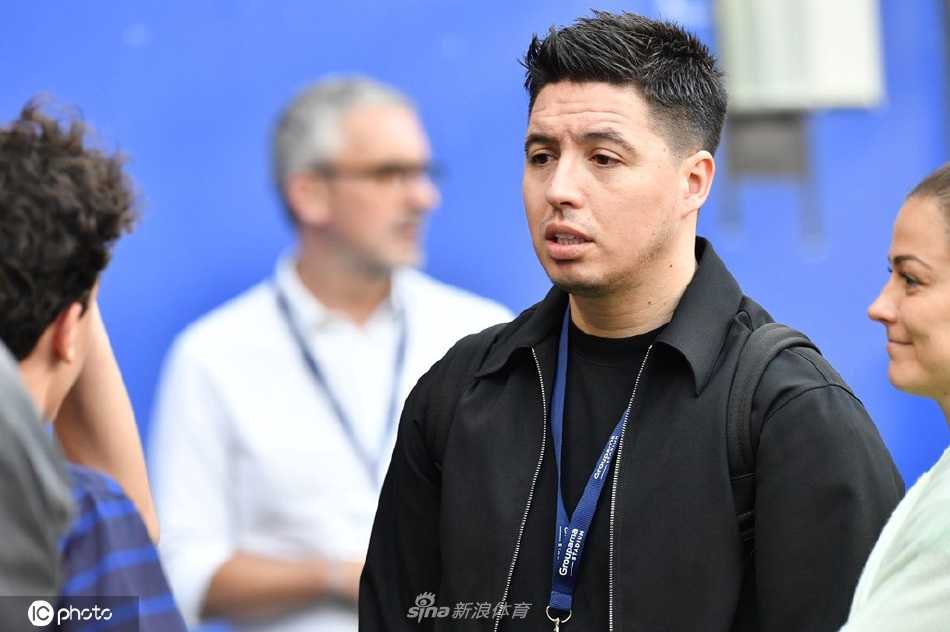 纳斯里在比赛中专注控球，眼神中依旧透着对足球的熟悉与热爱