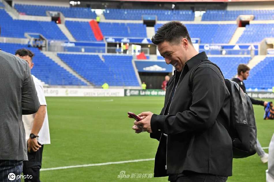 纳斯里与身旁的队友轻松交谈，场面温馨融洽