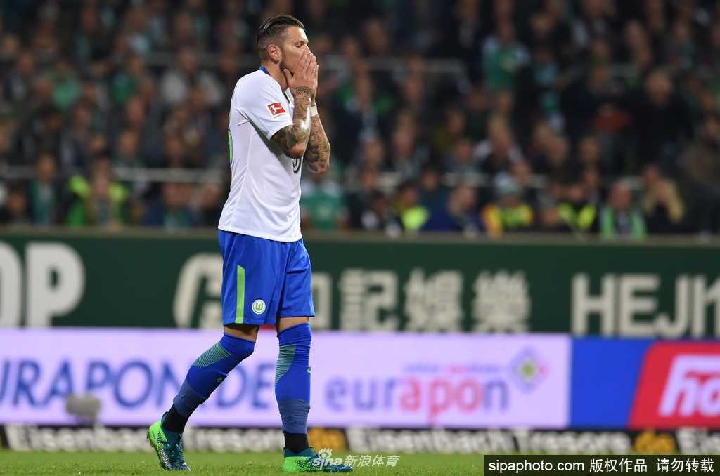 空荡的沃尔夫斯堡大众竞技球场看台，红色的座椅静静等待着不知何时才能回归的喧嚣，场边的替补席空无一人，只有广告牌上还残留着往日的色彩