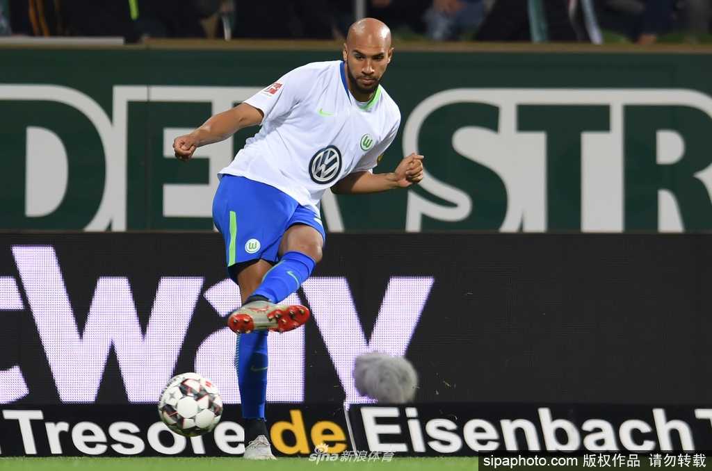 训练场上，一个孤零零的足球停留在中线附近，远处是空无一人的看台和阴沉的天空，绿色的草皮依旧平整，却缺少了往日的奔跑与呼喊，仿佛时间在此刻静止