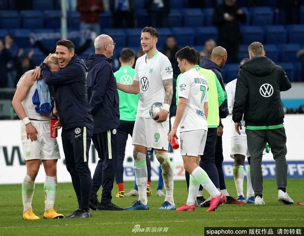 沃尔夫斯堡俱乐部高层在空荡荡的会议室内严肃商议，桌面上摊开着俱乐部的财务报表和疫情应对方案，窗外的光线勾勒出他们为俱乐部未来殚精竭虑的剪影