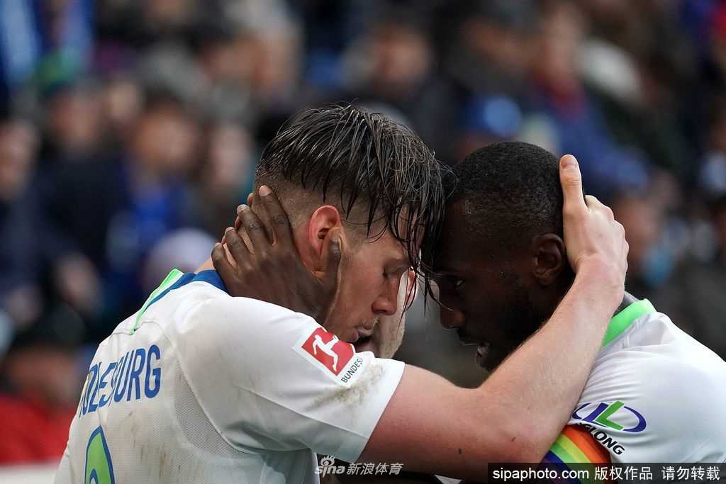 一位沃尔夫斯堡小球迷穿着球衣，在家中的院子里对着一个想象中的球门踢球，墙上贴着狼堡球星的海报，疫情虽然隔离了球场，却隔离不了他对足球最纯粹的热爱与支持