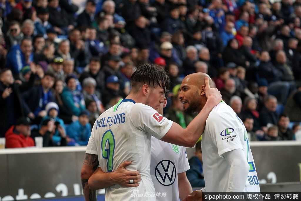 雨后的沃尔夫斯堡训练基地，草叶上挂着晶莹的水珠，远处的俱乐部旗帜在风中飘扬，尽管经历风雨，这片孕育足球梦想的土壤依然充满生机，静待重启的那一刻