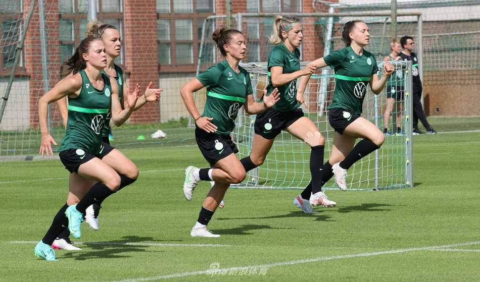 宽阔的训练场上，球员们正在进行高速折返跑，飞扬的尘土仿佛在为她们拼搏的身影呐喊助威，无球跑动中展现出的爆发力令人惊叹。