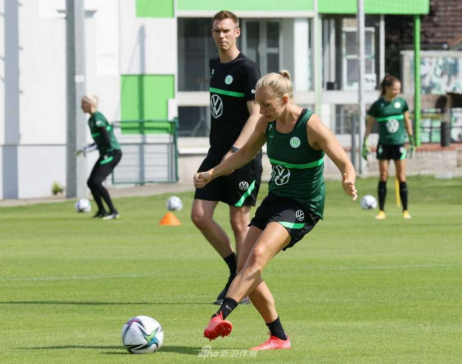 训练间隙，两名球员正在轻松地交流，她们的眼神中充满信任与笑意，无声地诉说着这支冠军之师深厚的团队情谊和姐妹般的默契。