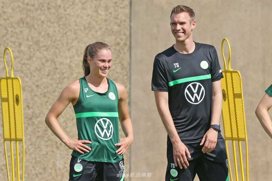 训练尾声，一位球员带着皮球准备离开，她坚定的背影与空旷的球场形成对比，仿佛在宣告：我已做好准备，迎接新赛季的一切挑战。