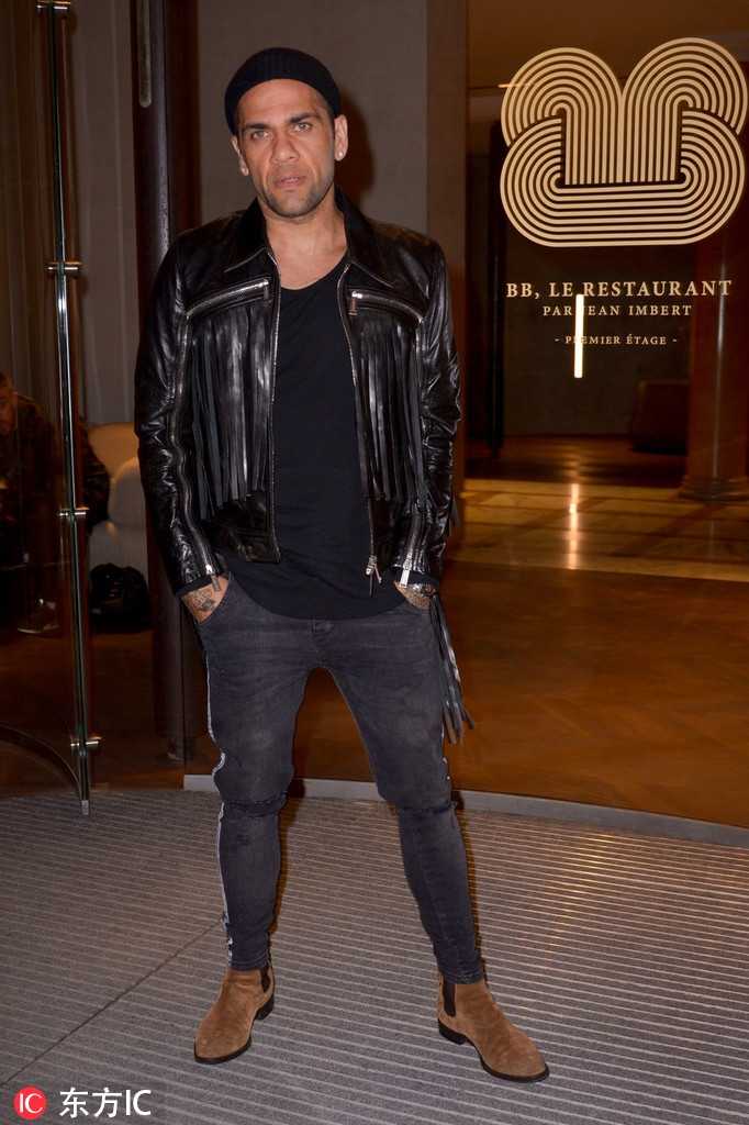 最后一张图中，阿尔维斯整理着皮衣袖口，目光低垂，抓拍到的这一瞬间充满了电影质感，记录下这位足坛传奇在时尚之都的又一个优雅瞬间。