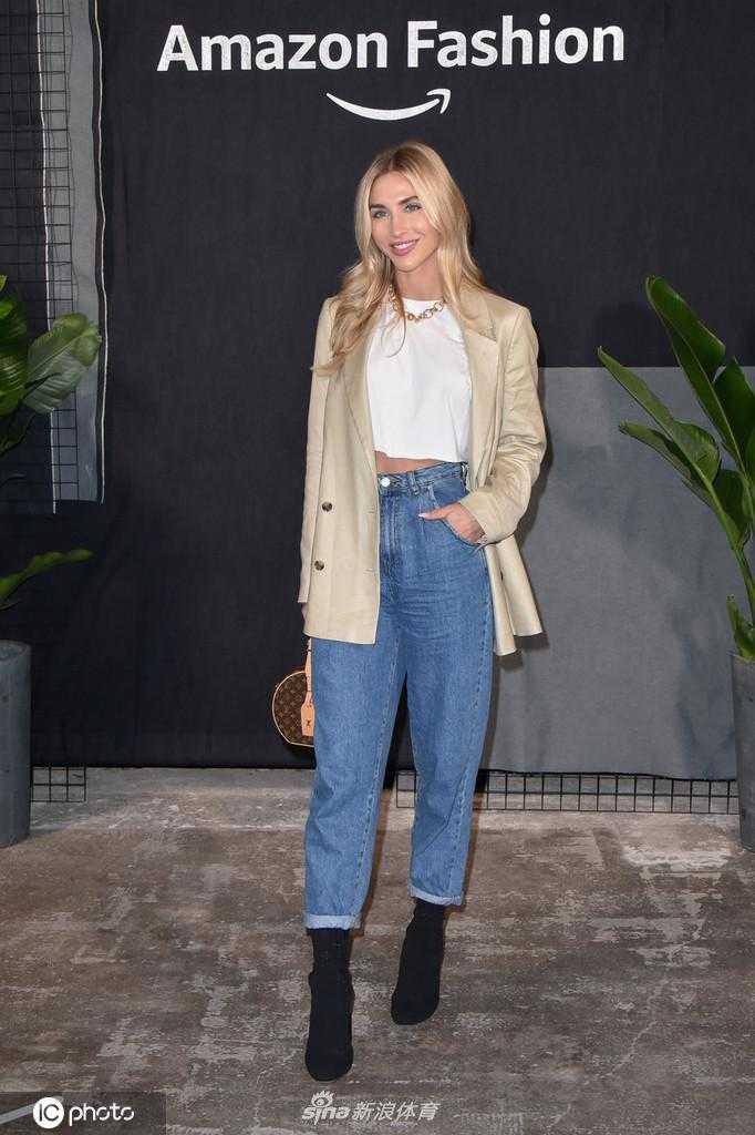 置身于柏林的繁华夜色中，安-凯瑟琳的眼神坚定而温柔，她身穿的礼服在灯光下泛着细腻的光泽，仿佛在诉说一个关于爱与梦想的时尚故事。