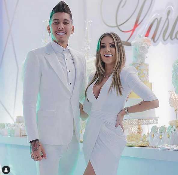 在一场盛大的派对中，拉丽莎身着一袭闪耀的亮片连衣裙，将她凹凸有致的身材曲线完美勾勒。她与盛装出席的菲尔米诺亲密合影，自信而迷人，宛如电影明星。