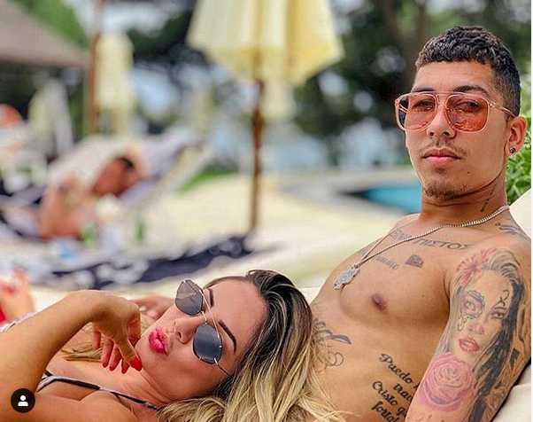 度假游艇上，拉丽莎穿着波西米亚风格的白色长裙，头戴草帽，悠然自得。阳光洒在她身上，她手扶帽檐，露出温柔恬静的微笑，尽显优雅与从容。