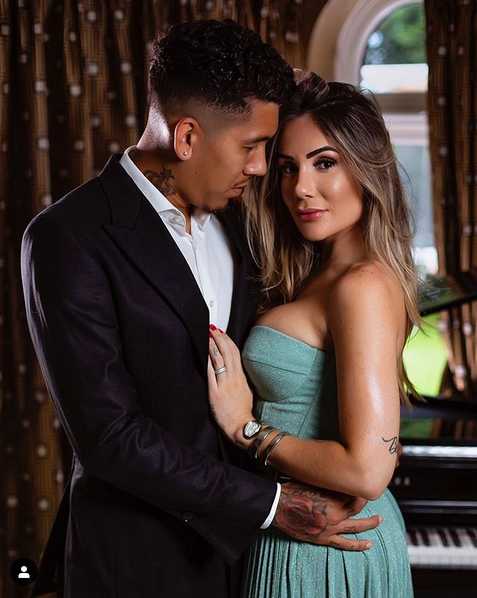 在一个温馨的室内，拉丽莎抱着家中的宠物狗，穿着舒适的居家服，脸上带着清新自然的妆容。她对着镜头俏皮地眨眼，展现出与赛场上火辣形象不同的可爱一面。